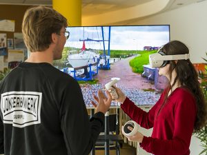 Meisje met virtual reality (VR) bril en jongerenwerker Surplus. Fotografie door Surplus.