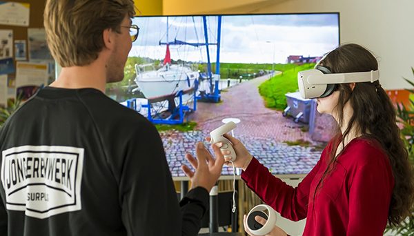 Meisje met virtual reality (VR) bril en jongerenwerker Surplus. Fotografie door Surplus.