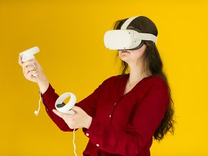 Meisje met virtual reality (VR) bril. Fotografie door Surplus.