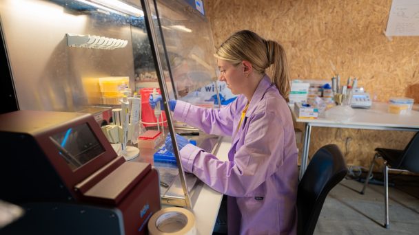 Vrouw in onderzoekslab Lowlands